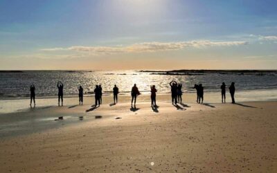 Atelier de yoga sur la santé de la colonne vertébrale face à la mer